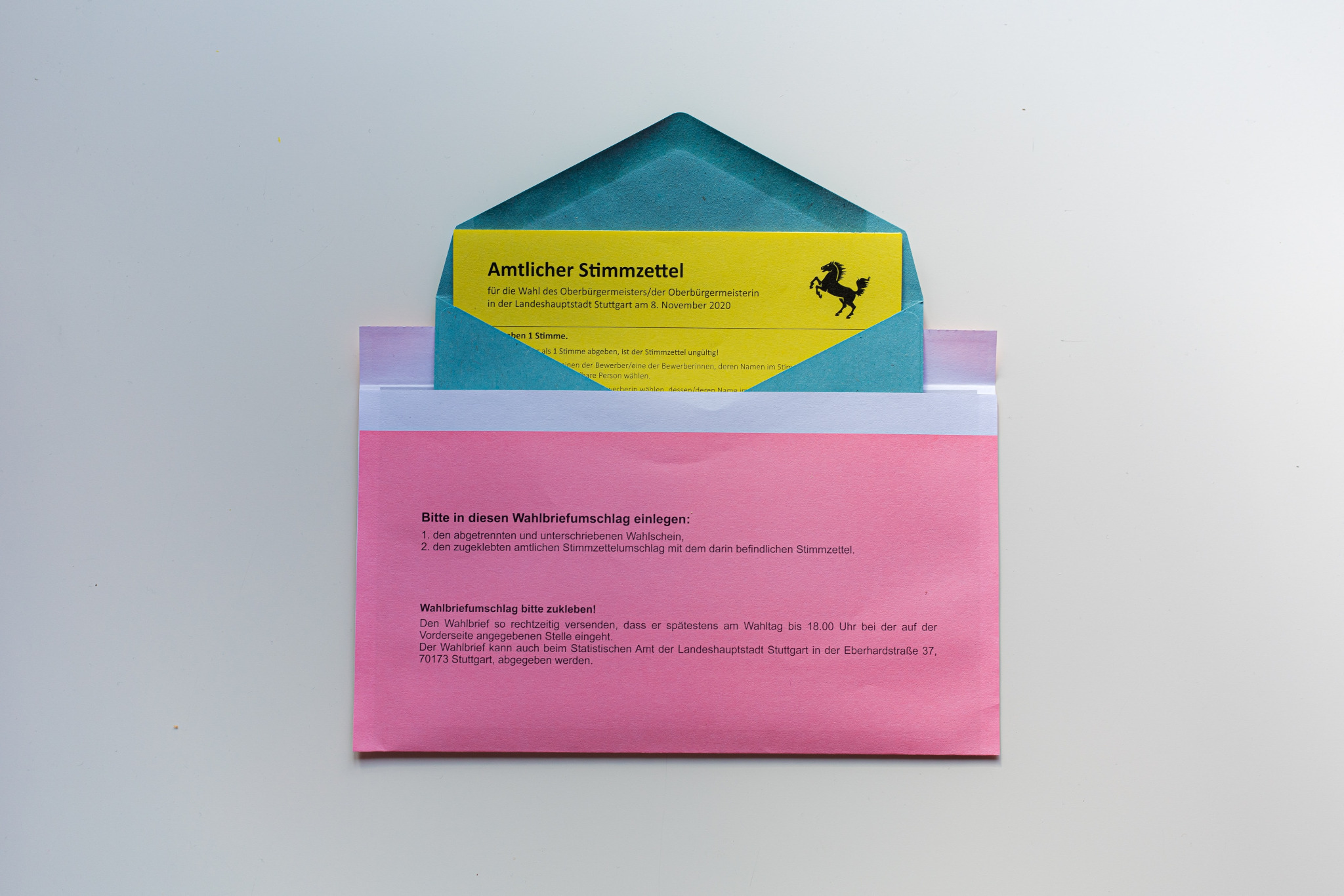 Briefwahl: Der gelbe Stimmzettel liegt in zwei Briefumschlägen, einer ist blau, der andere rosa.