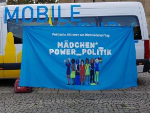 Mutige Redebeiträge, Mitmachaktionen und World Café - Die Mädchen*gruppe der MJA Ost stellt sich und ihre Aktion vor