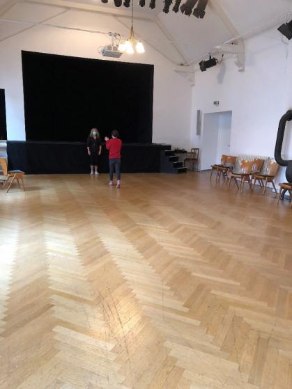 Vertrauensspiel: Ein Mädchen* läuft mit geschlossenen Augen auf eine Person. Sie muss ihr vertrauen, dass sie rechtzeitig Stopp sagt.